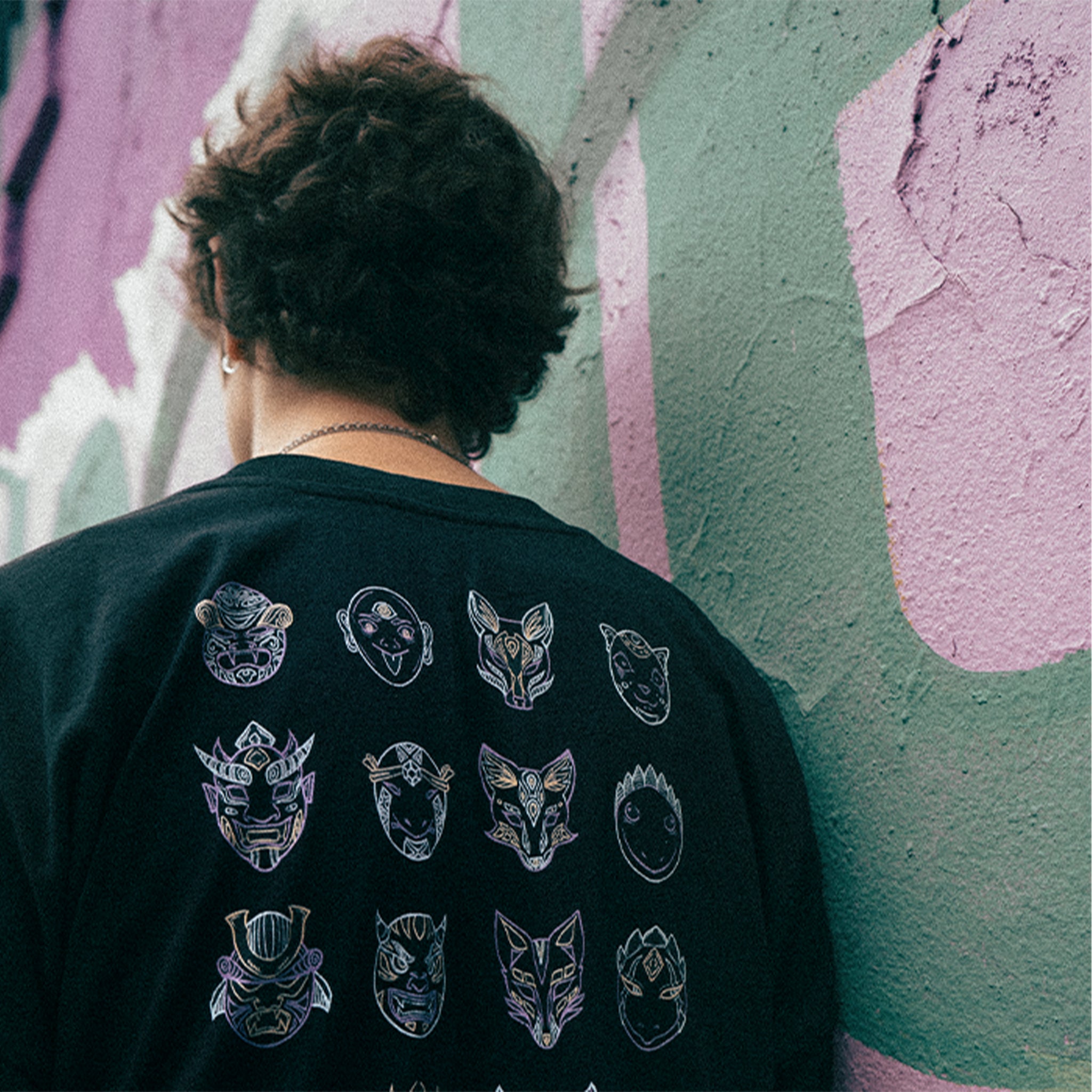 Schwarzes Unvind Oversize Shirt mit japanischen Yokai Masken Detailansicht