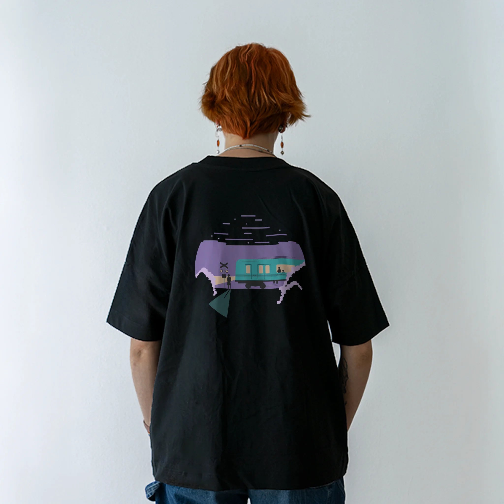 Schwarzes Unvind Oversize Shirt mit japanischen Bahnuebergang Rueckseite