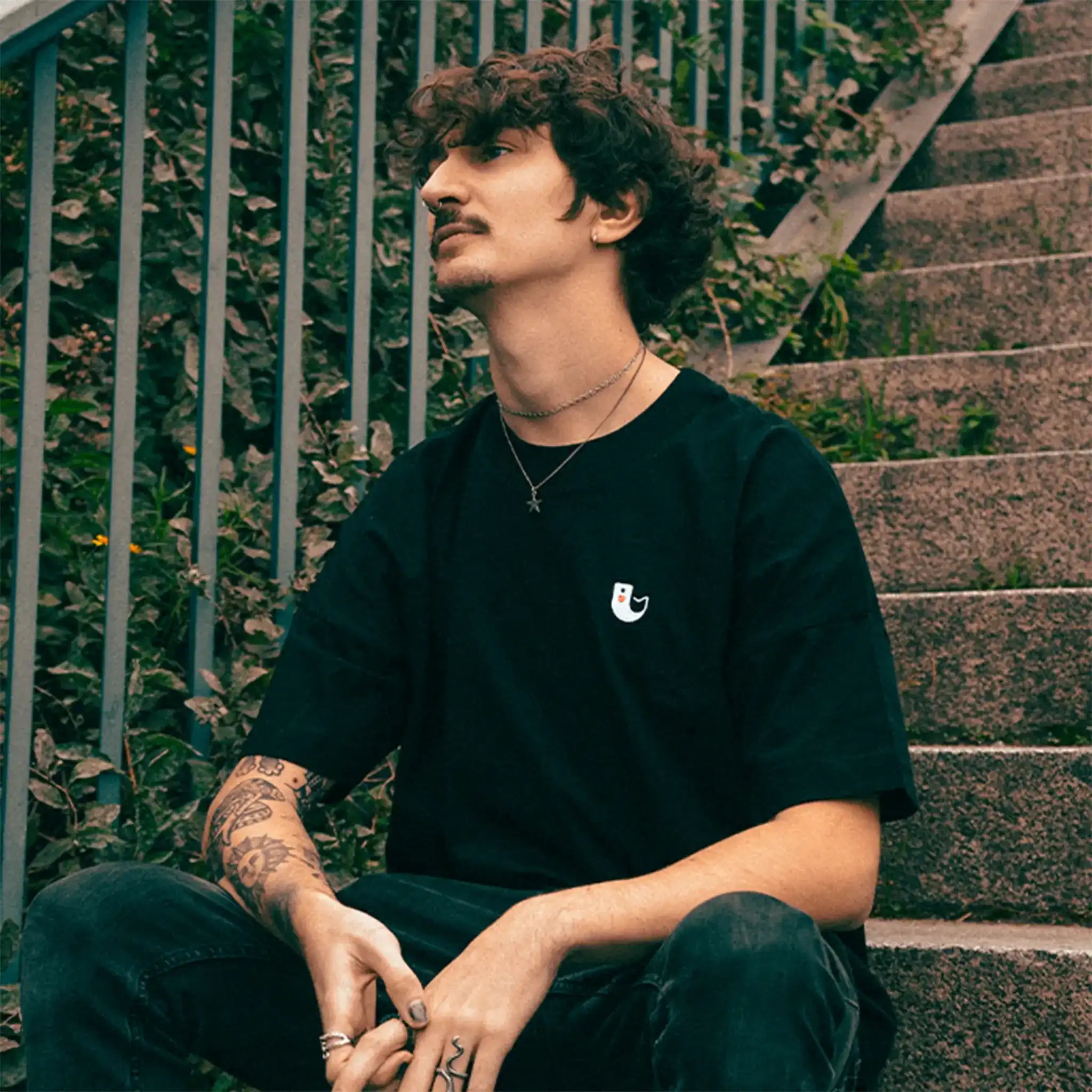 Schwarzes Oversize Shirt mit Unvind Koi Logo