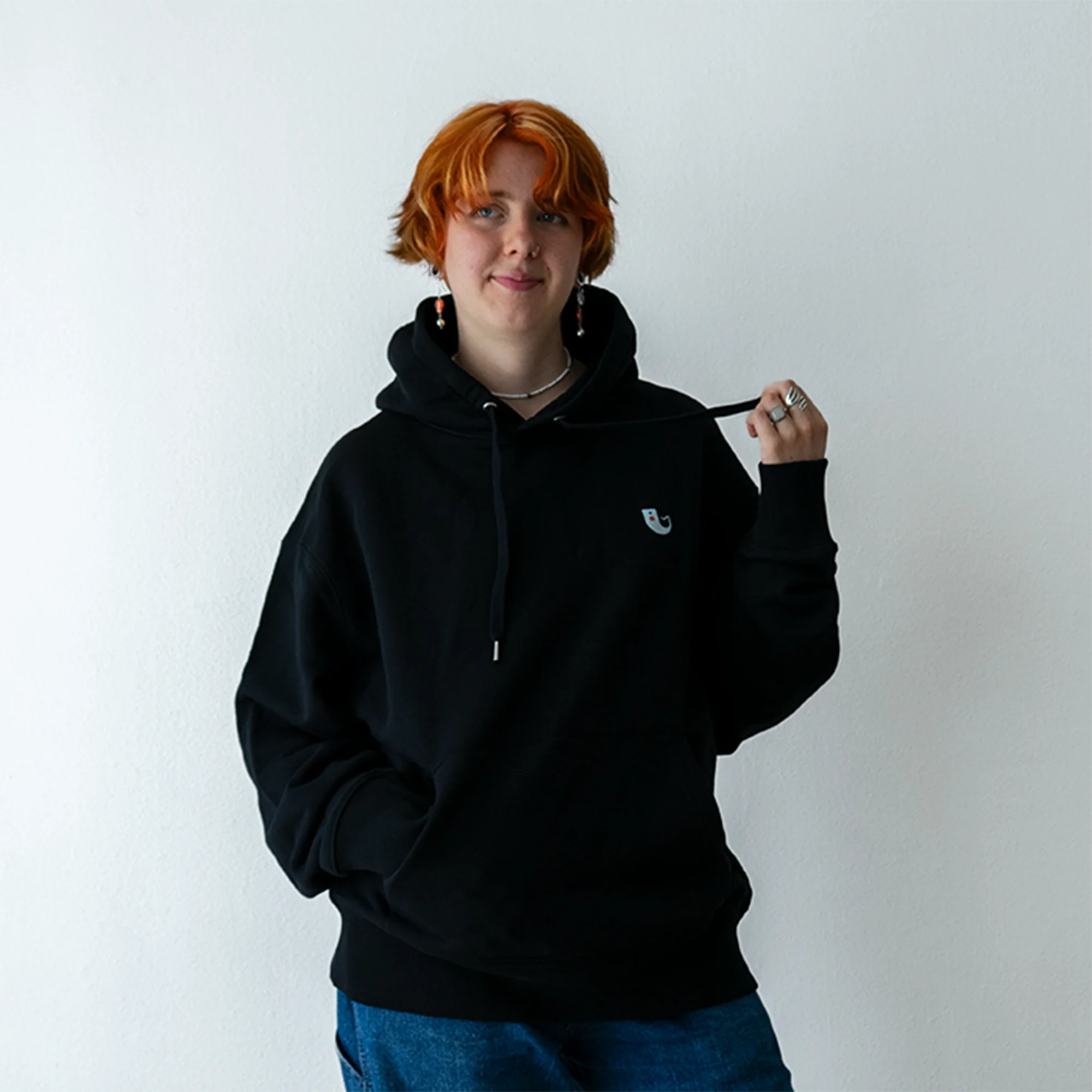 Schwarzer Unvind Oversize Hoodie mit Koi Fisch Vorderseite